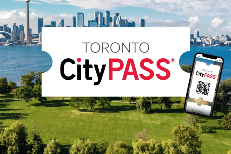 Logo do Toronto CityPASS com a skyline ao fundo e celular mostrando o ingresso digital.