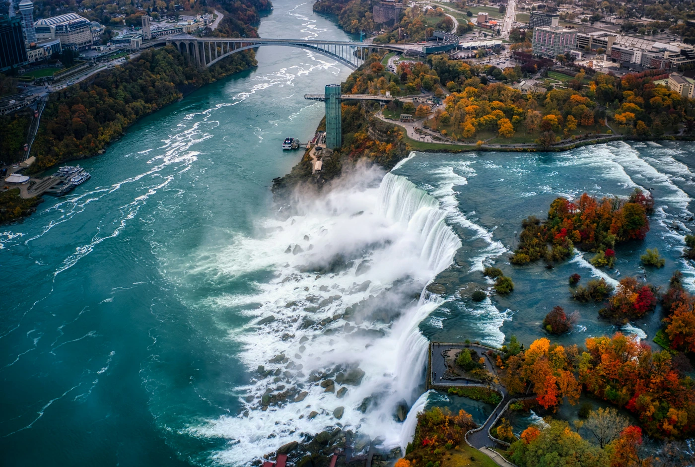 Vista aérea das Cataratas do Niágara no outono, no lado canadense.