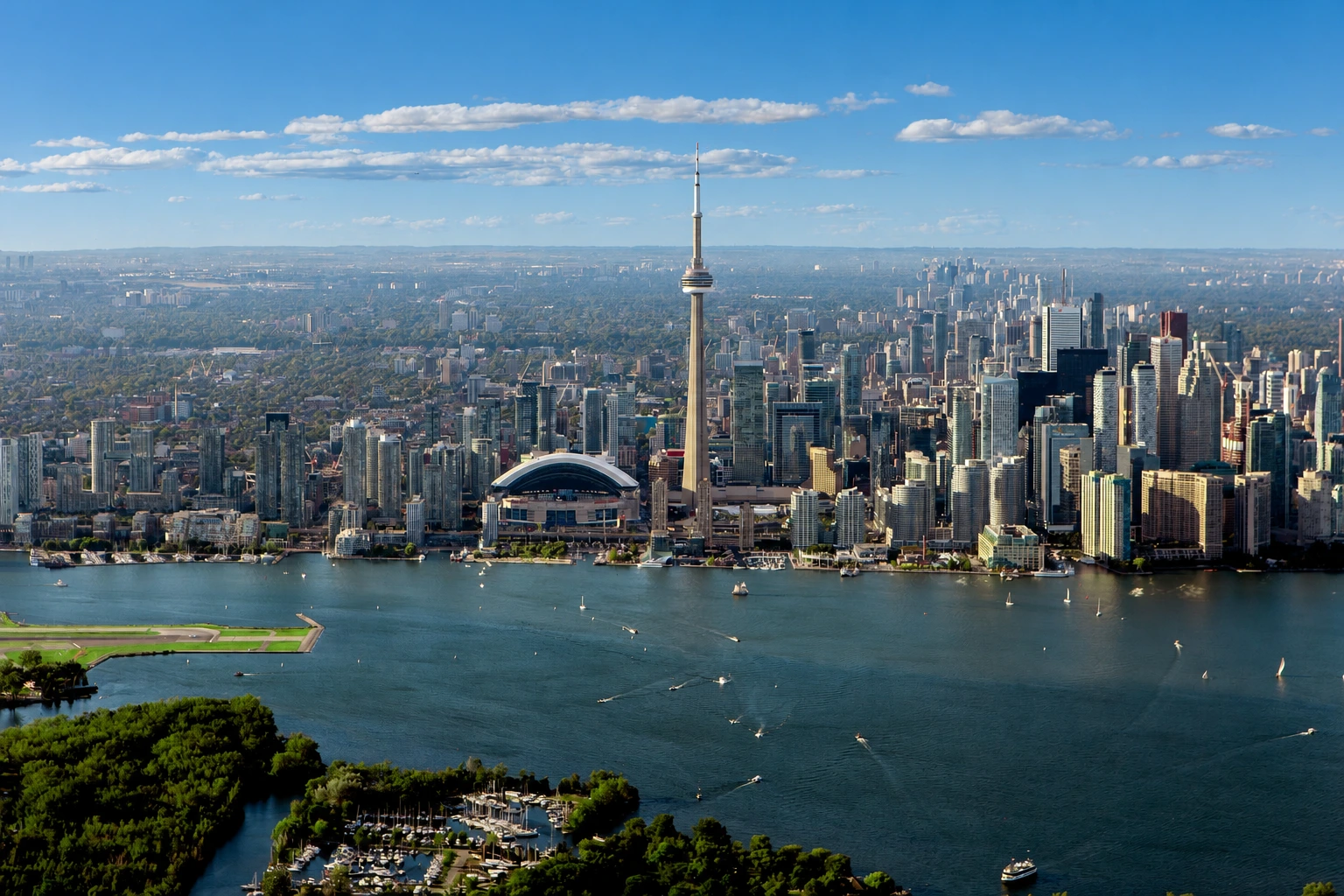 Vista aérea da CN Tower, do centro de Toronto e do Lago Ontário.