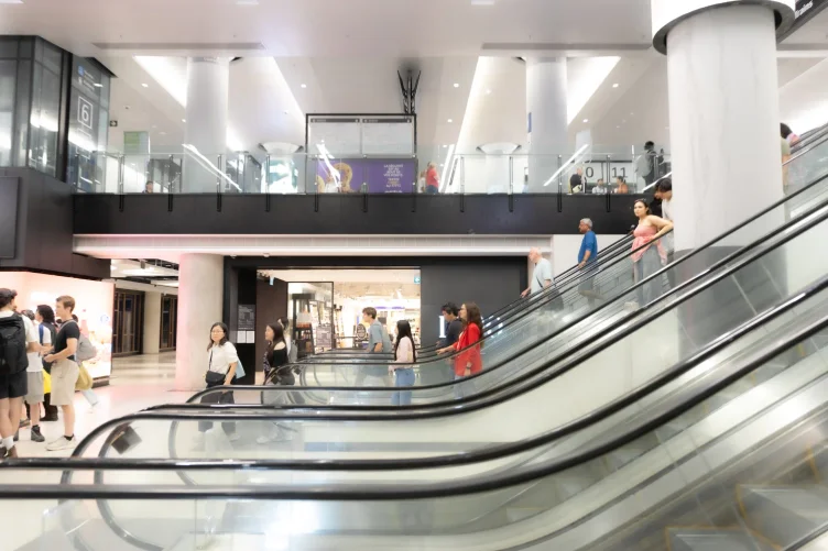 Escadas rolantes e movimento de pessoas no PATH em Toronto, a famosa "cidade subterrânea".