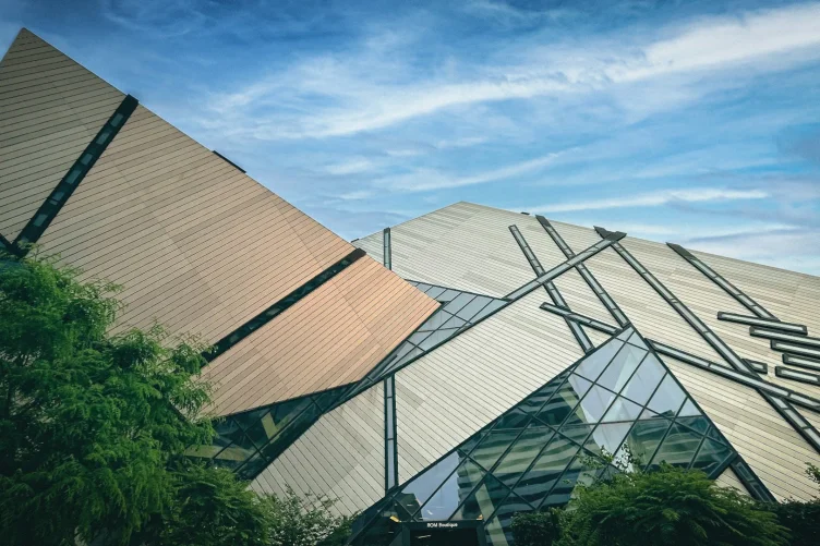 Fachada moderna do Royal Ontario Museum com arquitetura de formas anguladas.
