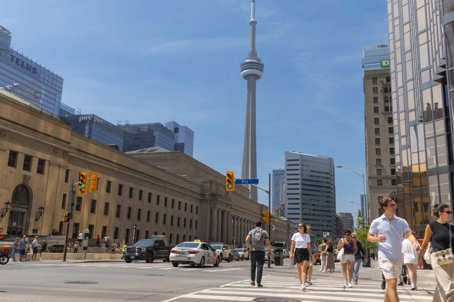 Centro de Toronto em um dia ensolarado, com a CN Tower e a Union Station ao fundo.